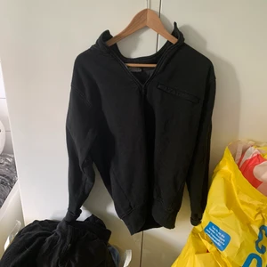 Långärmad tröja med dragkedja vid halsen  - Den e bra till träning. Den blir sål Sirid på grund av för liten storlek. 