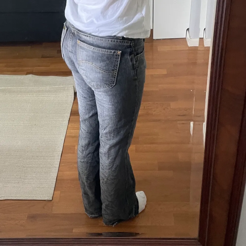 Jättefina lee jeans som sitte perfekt! Jag är 170 och de är bra i längden. Har sprättat upp längst ned och skulle försöka göra de större i midjan men sydde tillbaka de igen, därför är de sydda i ena sidan! 💕. Jeans & Byxor.