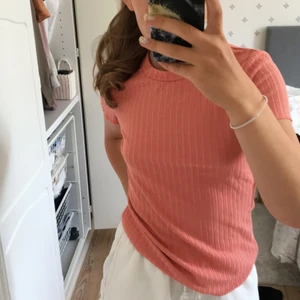 Persikorosa topp  - Ribbad topp i persikorosa, jättefin speciellt inför sommaren! Finns inte kvar längre i butik, storlek xs-s.