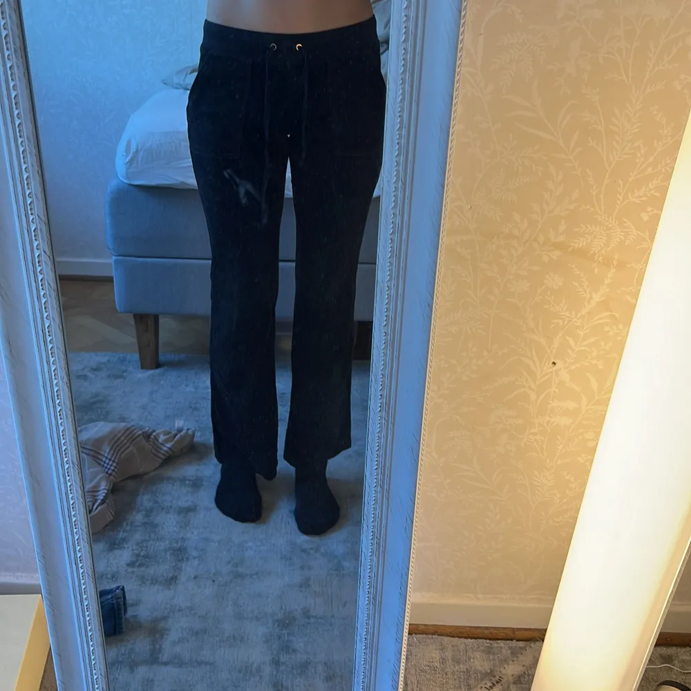 Säljer mina älskade juicy byxor då de tyvärr är för korta för mig, jag är 172 lång. Jättesköna och helt perfekta mys byxor till sommarn!. Jeans & Byxor.