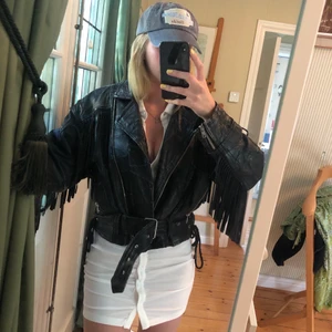 Skinnjacka med fransar  - Säljer min älskade vintage läderjacka med fransar och silverdetaljer på ryggen. Den är välanvänd och något sliten i skinnet, kan skicka fler bilder på begäran. Storlek 36 men oversized 