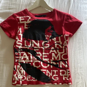 T-shirt - Tröja med coolt tryck😍 Passar jätte bra till allt. Det är i ett tjockt material 