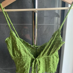 Grön top - Jättefin grön top med knytning i fram som tyvärr är för stor för mig och mina ittibittisar.  OBS, står inte för frakten. 