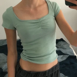 Stradivarius topp - Topp från Stradivarius i en super fin ljusgrön färg! Köpt för ca 2 år sedan men i mycket bra skick. Har dock en liten rund fläck som man kan se på första bilden men kan nog gå bort. Storleken är Xs men kan även passa en S💕😆