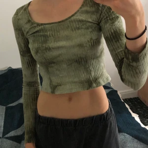 Croppad långärmad tröja - Säljer denna coola croppade långärmade tröja då den inte kommer till användning. Köptes på Zalando för mer än ett år sedan. Den är i princip i nyskick då den är varsamt använd samt endast ett få antal gånger. 
