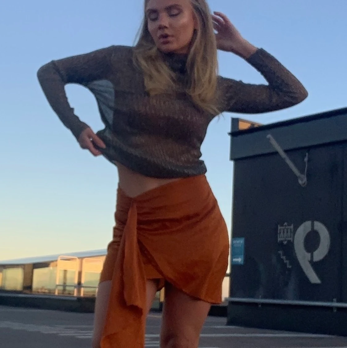 Glittrig topp halterneck guldig