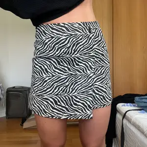 Kjol med zebramönster, supercool!! Aldrig använd pga lite för liten för mig. Snygg och unik!