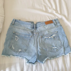 Bilbok jeans shorts - Hej! Säljer dessa jeans shorts från Bikbok i storlek M. Använt ett par gånger, annars fint skick! Säljer för 199 inkl frakt! Kom privat för mer frågor eller bilder🥰