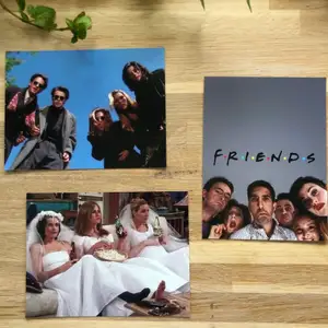 Bilder i bra kvalite som man kan sätta på väggen eller annat! Bilder från serien Friends! 30 kr st, säljer dessa EJ styckvis! (: köparen står för frakten!💌🚚