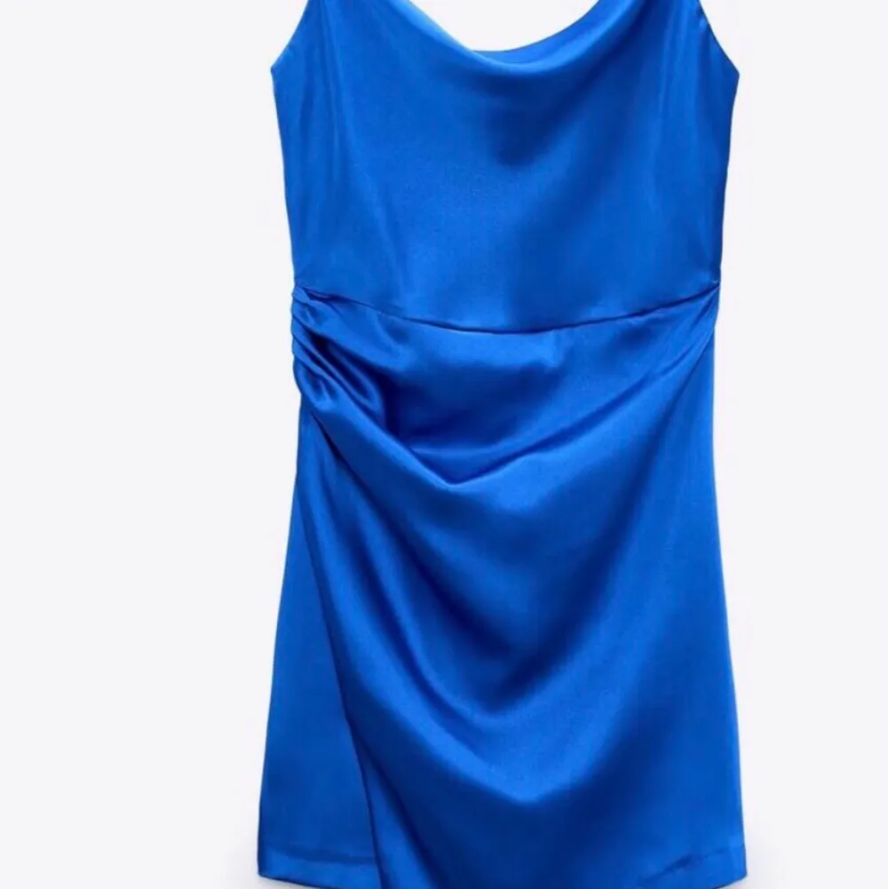 Säljer min helt nya satin blåa klänning från Zara! Använd 1-2 gånger, säljer pågrund av ingen användning. Nypris 400 kr men säljs för 250 kr inkl frakt! (Pris kan diskuteras) ⚡️ orättvisa bilder så om ni vill ha fler bilder skriv privat🙏🏼. Klänningar.