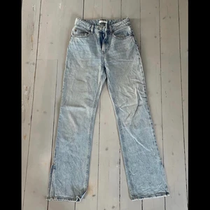 Jeans från HM - Säljer mina favorit jeans pga att dom börjar bli för små. Jeansen är i bra skick och perfekta för sommaren eftersom dom har en lite längre slits längst ner 🤩 köpta för 399 men säljer för 150+66kr frakt. 