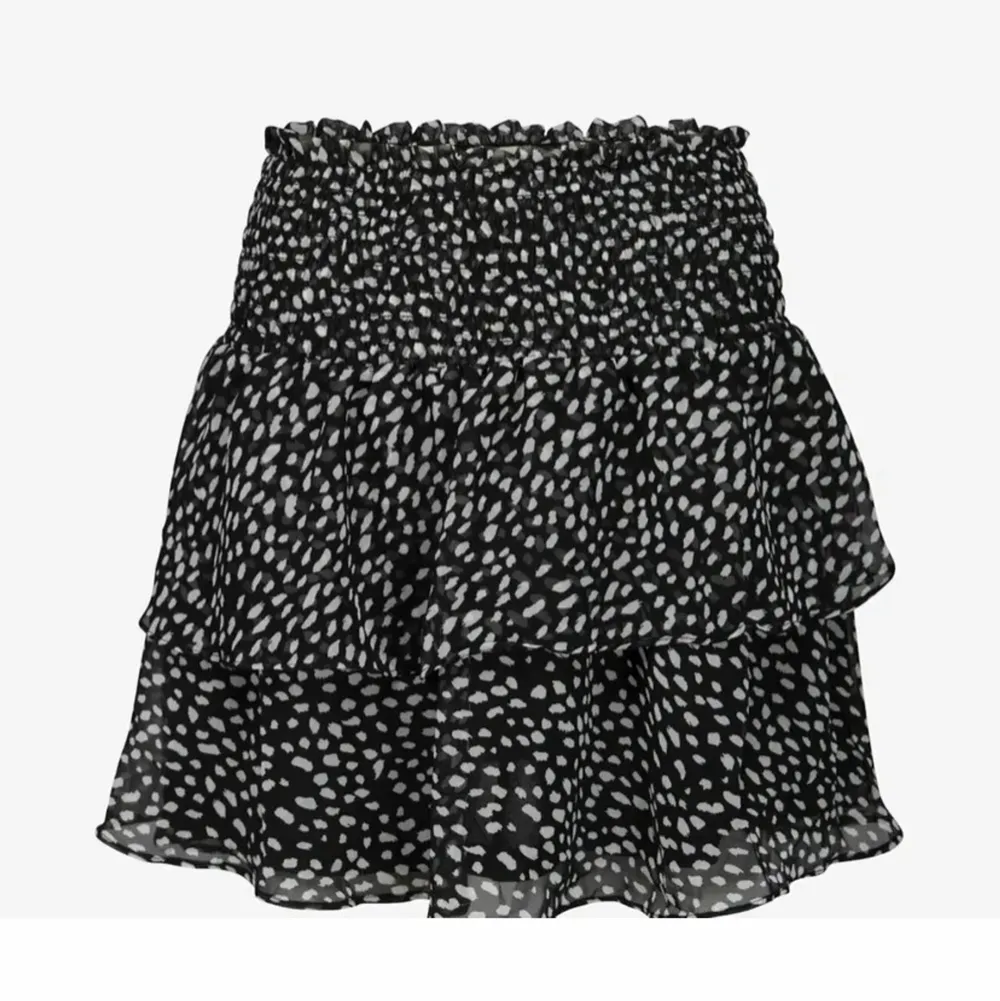 Svartprickig kjol från Chelsea i stl M, passar även S. I nyskick och använd ett få antal gånger💖 köpt för 449kr. Kjolar.
