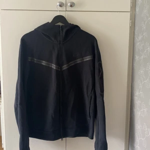 Nike tech fleece black - Användt vid flertals gånger så den har färgats av sig lite vid den här mitten linje som går, men annars ser den rätt så bra ut. Storlek: M, rekommenderad passform är för de med storlek M och mindre, så de med S skulle den passa perfekt!  Pris: runt 700kr