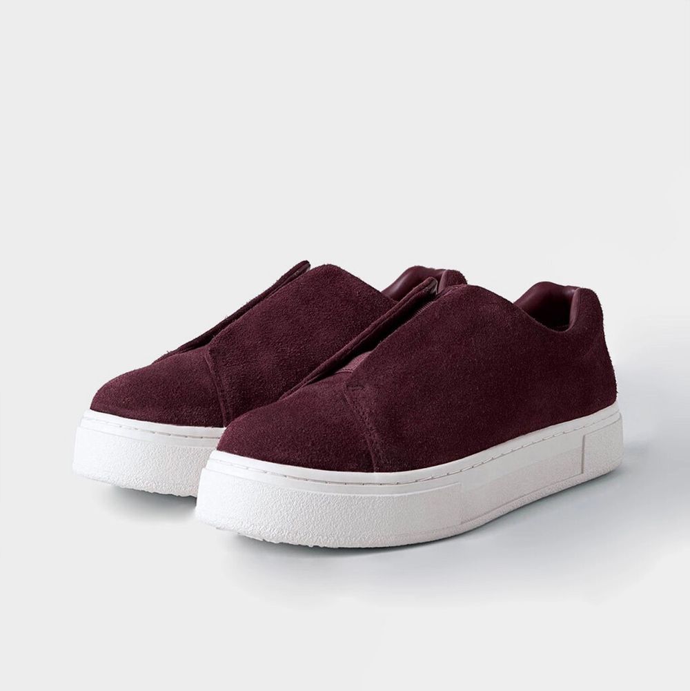 Säljer nu mina älskade Fall Limited Edition Eytys!🌟 Modellen heter Eytys Doja Slip-On suede Barolo. Skorna är i väldigt bra skick då de använts varsamt och max 10 ggr!❤️🔥 Låda och påse tillkommer med köpet. . Skor.