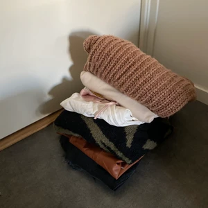 Paket  - Köp allt detta i högen för 300kr istället för styckpris. Plaggen finns även separat att köpa. Det är blandat mellan storlekarna XS, S och M. Det är 9 plagg totalt. 2 par byxor, 3 tjocktröjor, 4 toppar.💞