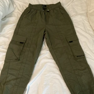 Mörkgröna cargo byxor  - knappt använda 