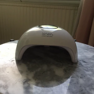 Uv led lamp - LED lampa från STAR. Har tre olika inställningar, 30s, 60s och 90s. Lampan har använts ett par gånger men är fortfarande i väldigt bra skick. Pris kan absolut diskuteras men köpare står för frakt💕💕💕