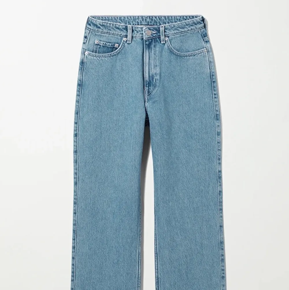 Säljer dessa högmidjade jeans från weekday i modellen Rowe då dom inte kommer till användning längre. Har inte används på ett tag och är i väldigt fint skick. Frakten är 91kr så totalt blir det 151kr, kan säljas billigare vid snabb affär💞🙂. Jeans & Byxor.
