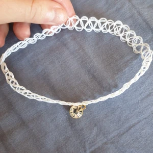 Vit choker  - Vit choker med en "diamant" på. Sparsamt använt! Köp tillsammans med det svarta! 20 kr tillsammans 