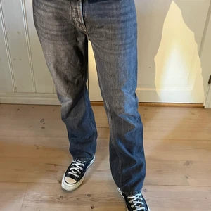 Acne Studios jeans - Jeans från Acne Studios / Blå Konst med en mörkgrå wash. Storlek 31/32 som sitter tts. Jag är 186 för längd-referens. Kan mötas upp i Göteborg, köpare står för frakt. Kan samfrakta.