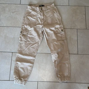 Cargos Cargo byxor FB Sister storlek XS  - Beige cargobyxor från FB Sister. Aldrig använt dessa då jag köpte ett par andra cargos. Sitter bra vid midjan för er som har väldigt smala/små midjor! Säljer för 90kr + frakt som är 66kr