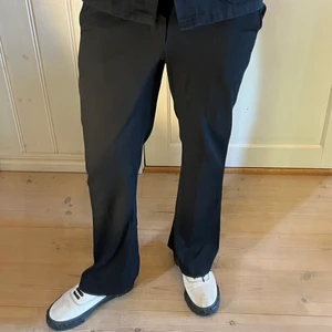ASOS byxor flaire - Svarta bootcut byxor från ASOS. Storlek 32/32, tts. Kan mötas upp i Göteborg, köpare står för frakt. Kan samfrakta.