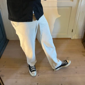 Hope Van byxor - Krämvit/ecru-färgade byxor från Hope i modellen Van. Storlek S/46, något små för mig som är 48/50. Nyskick. Kan mötas upp i Göteborg, köpare står för frakt. Kan samfrakta.