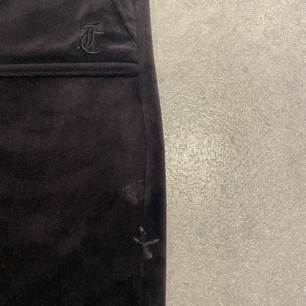Svarta Juicy Cuture byxor i storlek S. Fina men begagnat skick. Det finns två små fläckar under ena fickan, se bild. Lite slitna längst ner på byxbenen då dom är långa. 450+ frakt. Jeans & Byxor.