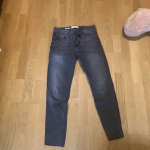 Jätte snygga gråa lågmidjade jeans i storlek S