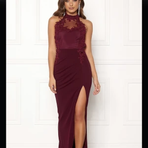 Balklänning - Säljer vin röd långklänning som aldrig blivit använd i storlek 36. Skriv för fler och bättre bilder 