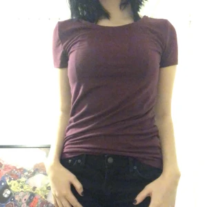 Lila T-shirt - Så fin mörklila t-shirt, lappen är bortklippt så vet ej storlek eller var den ör ifrån men skulle söga att den passar bäst på xs-m 💛