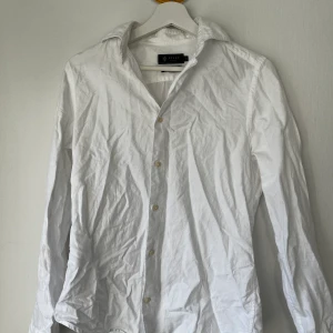 Riley skjorta i utmärkt skick - En XS Riley skjorta i utmärkt skick. Är ej använd. Slim fit modell.