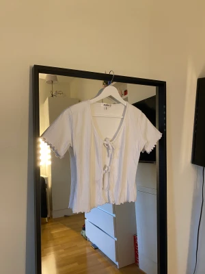 Vit knyttopp - Super fin topp som inte kommer till användning, bra skick då den endast är använd vid ett fåtal tillfällen.