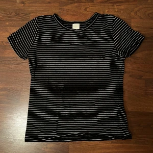 Svartvit randig tshirt  - Storlek S