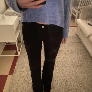 Low waist jeans  - säljer dessa jättefina low waist jeans från hm. Dom är slutsålda i alla storlekar på hemsidan💗köpt för 249 kr i somras och har inte andvänt mycket alls🙌🏼frakten tillkommer på 66kr spårbart. Tryck inte på köp nu utan konstanta istället ☺️