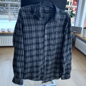 Overshirt Erla Of Sweden - Overshirt fint skick 99kr storlek M