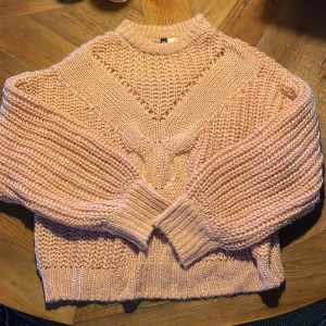 Stickad tröja  - Stickad fin tröja från HM! 💓 Köpt för 399kr  Använd 1 gång Som ny! 