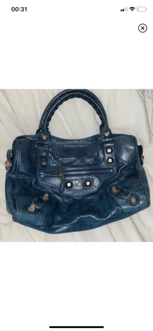 Balenciaga City Bag  - Säljer min supersnygga balenciaga väska. Klassisk och praktisk modell. Man får in en dator och skolböcker perfekt. 