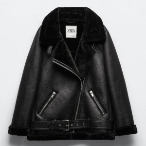 jacka med teddyfoder - Säljer denhär jätte fina jackan då den inte kommer till användning!! Köpt förra året i vintras för 1195kr!!🦋 Bra skick endast ett litet hål i ena fickan men jätte lätt att sy ihop✨- köparen står frakten🌸