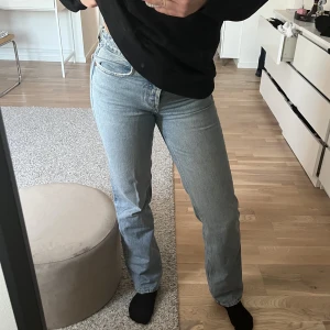 Low straight jeans zara - Lågmidjade jeans från Zara i den perfekta blåa färgen, säljs då de blivit för små för mig. Endast använda 1-2 gånger!! Slutsålda så går inte att få tag på💞Perfekr längd på mig som är 170cm