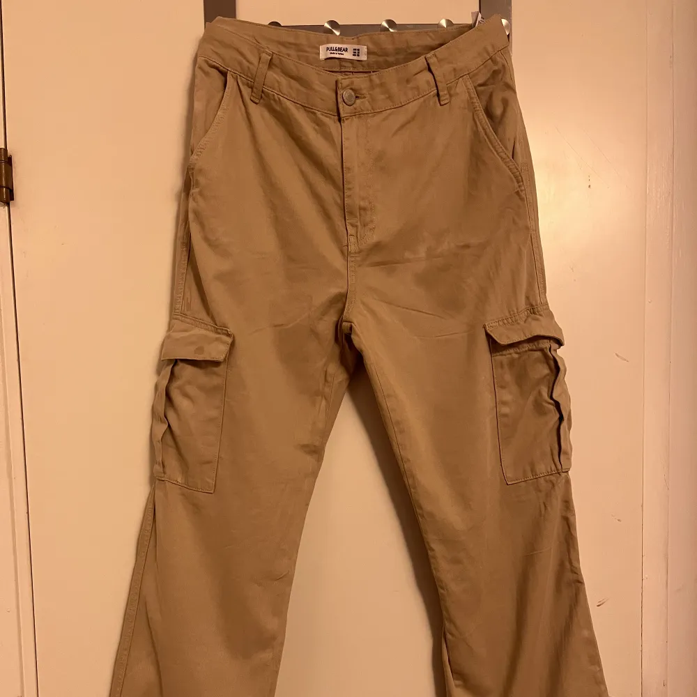 Cargobyxor från pull & bear, knappast använda, storlek 42. Jeans & Byxor.