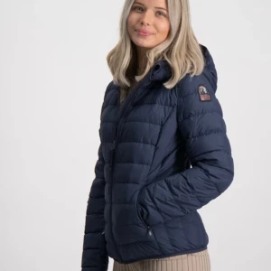 Blå parajumpers juliet - Säljer min parajumpers jacka. Köpt för flera år sedan så kvitto finns ej, därav priset. 
