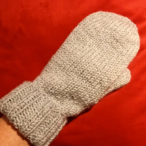Nya ljusgrå vantar med lång mudd stl M/XL - Perfekt julklapp! Nya ljusgrå vantar med lång mudd. Jag gar stickat dem i garn som är varmt, skönt och inte alls stickigt. Kan tvättas i 40 grader. Vantarna har lång mudd som värmer handlederna extra skönt. Reapris 94 kr + frakt = 120kr. Ord pris 140 kr.