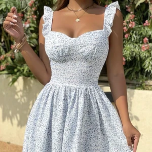 Sommar klänning  - Kort sommarklänning från Shein, oanvänd i storlek XS/34