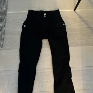 Lowwaist - Super snygga lowwaist jeans som är boocut🫶🏻🫶🏻 Vet inte midjemåttet men ganska stretchiga och är ganska långa på mig som är 155 och har midjemått 70 ish typ och det passar 🫶🏻🫶🏻 lite löst ba!!💋💋