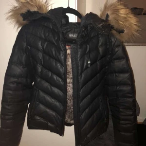 Hollies jacka  - Jättefin och skön Hollies jacka som enbart är använd en vinter. Finns någon liten fläck på insidan av luvan men annars felfri! 