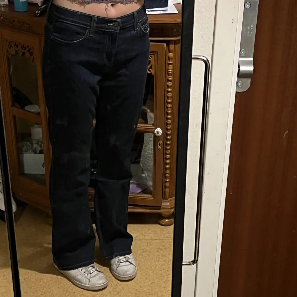 Skit snygga mörkblåa dkny jeans i strl 38 men passar även större då dom sitter löst på mig och är stretchiga! (Aldrig använda). Jeans & Byxor.