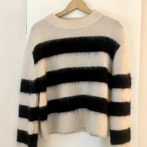 H&M Mohair och ulltröja - Tröja i mohair och ull i ljusbeige och svart💕Använd två gånger så väldigt fint skick! Storlek M men passar även S som är min vanliga storlek. Slutsåld! Mitt pris 340kr + frakt 66kr