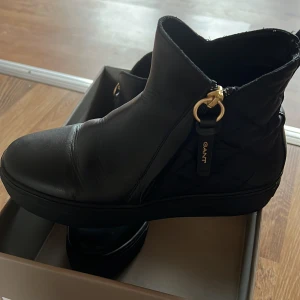 Gant boots Vanna Mid Zip - Gant boots i fint skick. Använda 5 gånger. Ny pris 1230 sek på boozt, säljer för 450 kr. 
