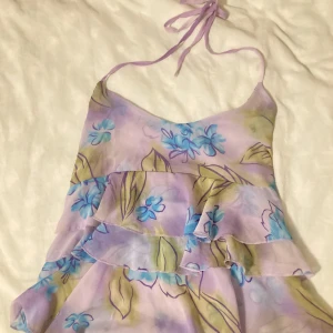 Vintage halterneck  - Super gulligt linne som man knyter. Jätte fin lilla färg perfekt för fest. Köparen står för frakten. 